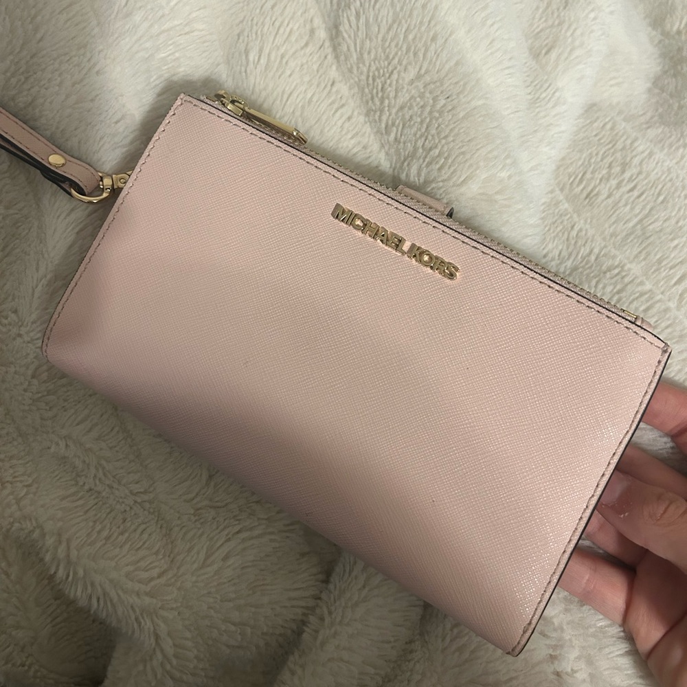 Micheal Kors wristlet with cards